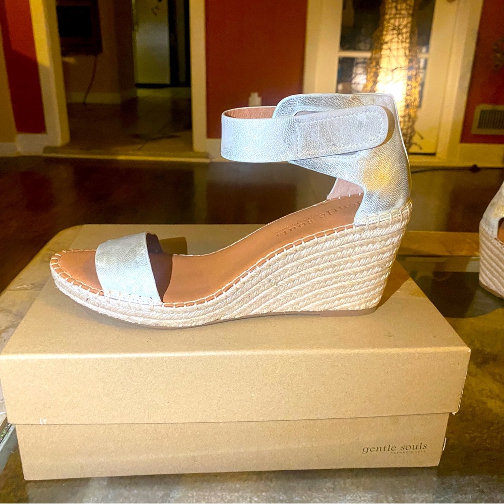 GENTLE SOULS KENNETH COLE “CHARLI ANKLE STRAP”